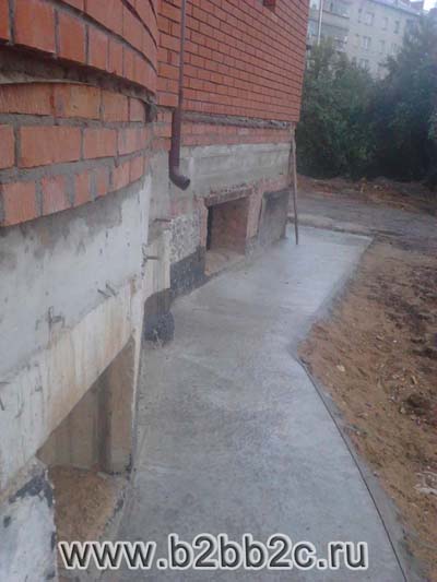 МВА-Консалт: готовое под мощение камнем или тротуарной плиткой бетонное основание утепленной и наклонной отмостки