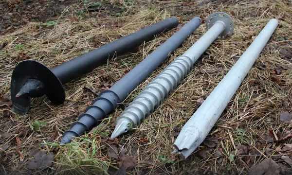 Три разновидности стальных фундаментных стержней: винтовая лопастная, два винтовых геошурупа и забивная свая-гвоздь СОМ