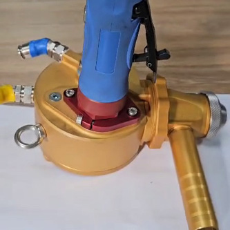 Новое сверхнадёжное крепление пневмодвигателя к корпусу пистолета АСТ для набрызга СФБ Новое сверхнадёжное крепление пневмодвигателя к корпусу пистолета АСТ для набрызга СФБ